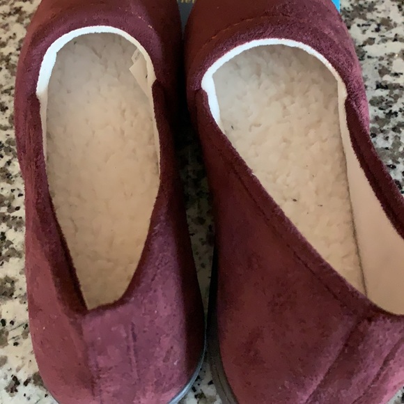 Isotoner Slippers - Picture 4 of 4